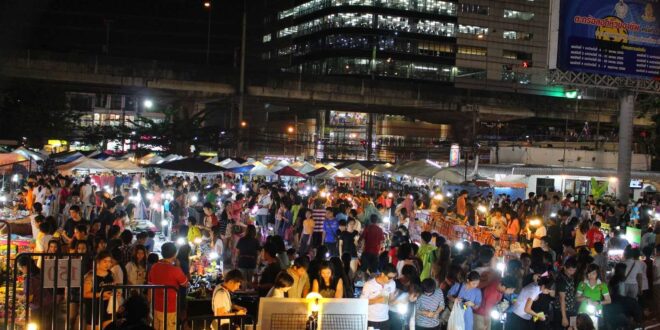 ตลาด กกท. (การกีฬาแห่งประเทศไทย) ถนนคนเดิน แหล่งขายสินค้าราคาถูก