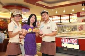 ขายไอศกรีม ไอศกรีมผัดบนกระทะเย็น!! “ครีม แอนด์ ฟัดจ์” ธุรกิจทำเงินอย่างไม่น่าเชื่อ!!!