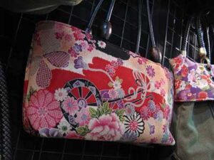 กระเป๋าแฟชั่น “ผ้ากิโมโน” สวยแปลก เรียบหรูสไตล์ญี่ปุ่น พลิกบทบาทสาวโรงงานสู่เจ้าของธุรกิจ!