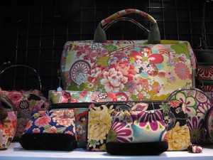 กระเป๋าแฟชั่น “ผ้ากิโมโน” สวยแปลก เรียบหรูสไตล์ญี่ปุ่น พลิกบทบาทสาวโรงงานสู่เจ้าของธุรกิจ!
