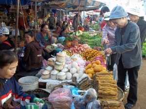 ตลาดดาวเรือง ท่องเที่ยวแถมช็อปสินค้าราคาถูก นำเข้าไทย-จีน ย่านการค้าใหญ่ที่สุดในเมืองปากเซ