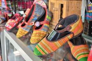 ขายรองเท้า แบบฉบับคนพื้นเมือง งานแฮนด์เมด ฝีมือคนไทย ชูเอกลักษณ์ล้านนา