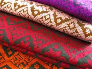 ผ้าทอ “บ้านท่ากระจาย” พลิกตำนานภูมิปัญญาผ้าทอ อาชีพสานต่อวัฒนธรรม สร้างรายได้ชุมชน!!
