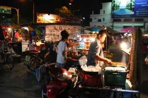 ตลาดนัดชลบุรี ทำเลขายของในเมืองท่องเที่ยว ศูนย์รวมรายได้จากกลุ่มลูกค้านักท่องเที่ยว