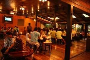 ร้านกาแฟสวยๆ สุดคลาสสิก ณ อัมพวา นั่งกินลมบรรยากาศ “ชานชาลา”
