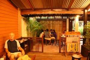 ร้านกาแฟสวยๆ สุดคลาสสิก ณ อัมพวา นั่งกินลมบรรยากาศ “ชานชาลา”