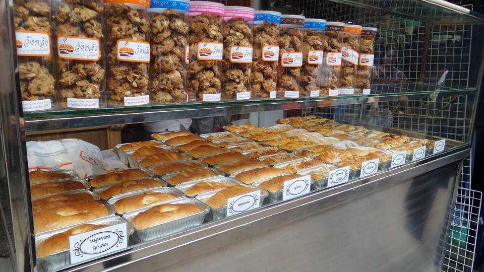 ขนมขายดี “ วังหลัง เบเกอรี่ ” ขนมปังไส้ล้นในตำนาน ครองใจตลาดกว่า 38 ปี