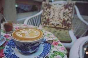ร้านกาแฟ เบเกอรี่ “ชีวิตธรรมดา” บรรยากาศริมน้ำกก จุดนัดพบยอดนิยมของคนเชียงราย