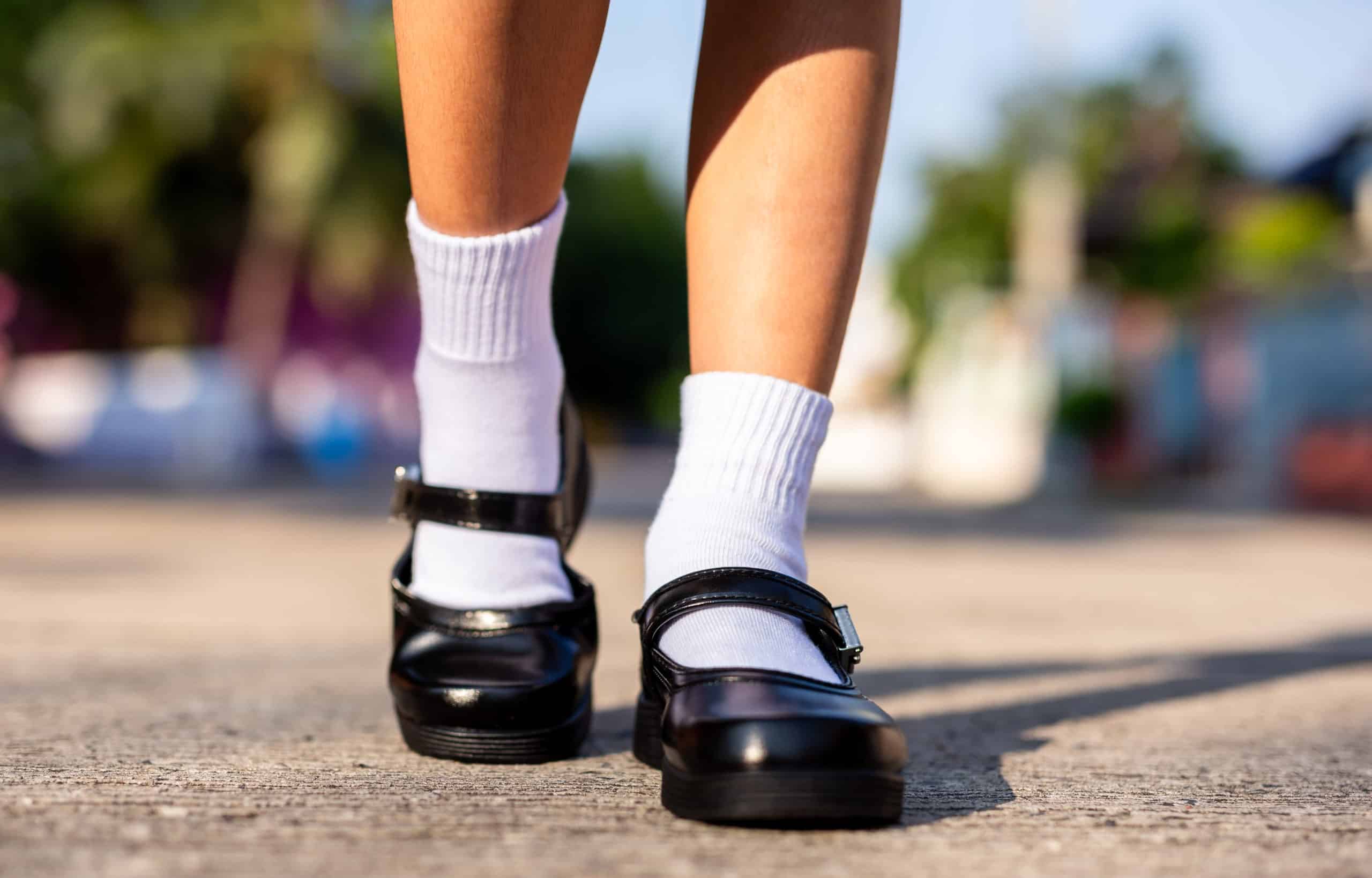 Students feet. Разная обувь на ногах мода. Босоножки белые пешеход шуз. Skate Shoes on Leg. School Shoes.